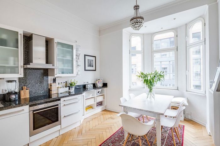 Dapur Skandinavian dengan backsplash marmer